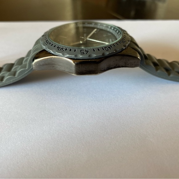 Unlisted Kenneth Cole army green watch stainless steel back! - Picture 4 of 6